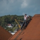 Dachdecker haben hohes Risiko für Berufsunfähigkeit